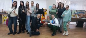 Подробнее о статье ПУБЛИКУЕМ НОВОСТНОЙ МАТЕРИАЛ ОБ ОСЕННИХ ГУМАНИТАРНЫХ ВЫЕЗДАХ