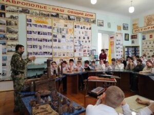 Подробнее о статье В ЛИЦЕЕ №10 Г. СТАВРОПОЛЬ ПРОШЁЛ УРОК МУЖЕСТВА И ЗАНЯТИЕ ПО ПОИСКОВОЙ ДЕЯТЕЛЬНОСТИ.