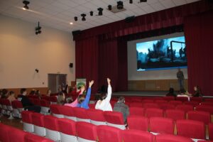 Подробнее о статье ШЕСТАЯ ИНТЕЛЛЕКТУАЛЬНАЯ ПЛОЩАДКА В ФОРМАТЕ «СВОЕЙ ИГРЫ» В РАМКАХ ВХОДНОЙ «ШКОЛЫ ПРОДЮСИРОВАНИЯ ОБРАЗОВАТЕЛЬНО-ДОСУГОВЫХ МЕРОПРИЯТИЙ» НА «ЗИМНЕМ ДОБРОГРАДЕ»