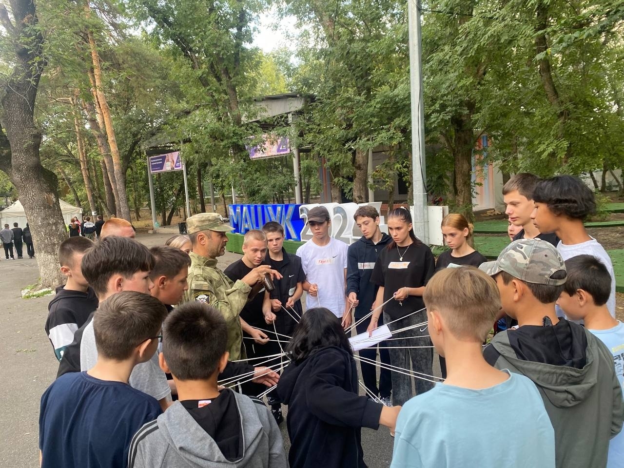 Подробнее о статье ВОЕННО-ПАТРИОТИЧЕСКИЙ КВЕСТ ДЛЯ МОЛОДЁЖИ В РАМКАХ СОЦИАЛЬНО-ЗНАЧИМОГО ПРОЕКТА «ПУТЬ К ПОБЕДЕ»: ВОЕННО-ПАТРИОТИЧЕСКИЕ КВЕСТЫ И КВИЗЫ ДЛЯ МОЛОДЁЖИ» в рамках работы профильной лагерной смены «Здоровье и безопасность» (профиль – Туристическая)